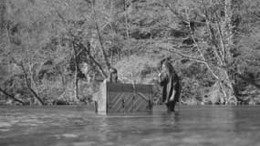 Clara Luciani et Julien Doré dans le clip de "L'île aux lendemains"