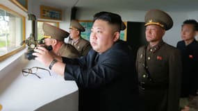 Le chef d'Etat nord-coréen Kim Jong-Un en visite dans des bâtiments de défense. (Photo de l'agence nord-coréenne KCNA)