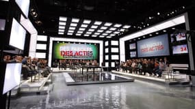 Le plateau de l'émission "Des Paroles et des Actes", France 2, en avril 2012