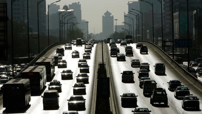 Face au ralentissement des ventes de voitures neuves, et aux investissements importants en nouvelles technologies, le ciel s'assombrit sur le secteur automobile.