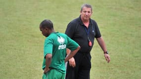 Rolland Courbis avec l'entraîneur du Niger, Arouna Doulla