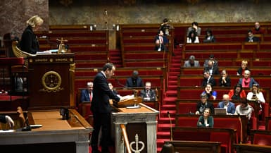 Le Premier ministre français, Sébastien Lecornu, s'exprime lors d'une déclaration du gouvernement sur la stratégie de défense nationale à l'Assemblée nationale, la chambre basse du parlement français, à Paris, le 10 décembre 2025. 