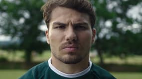 Le demi de mêlée du XV de France Antoine Dupont rejouant la pub Volvic du meneur des Bleus Zinédine Zidane en 2000