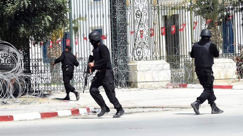 Les forces de sécurité tunisienne avant l'assaut du musée du Bardo mercredi 