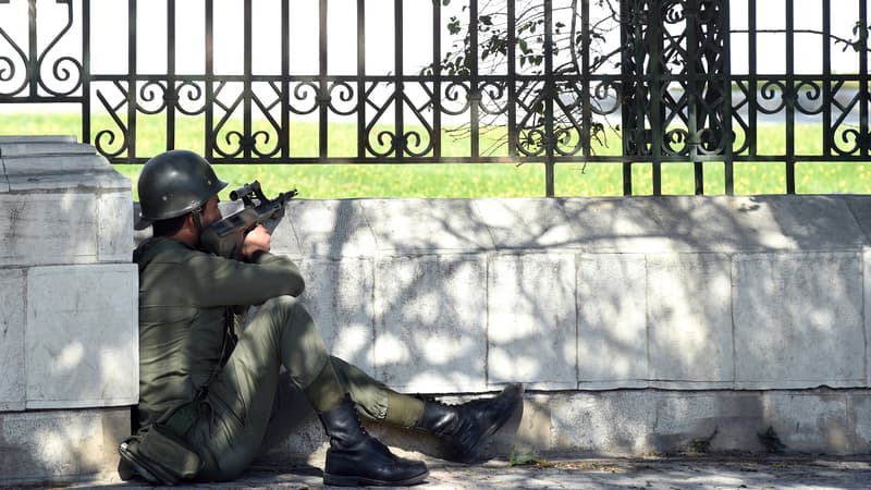 Un sniper devant le musée Bardo, à Tunis.
