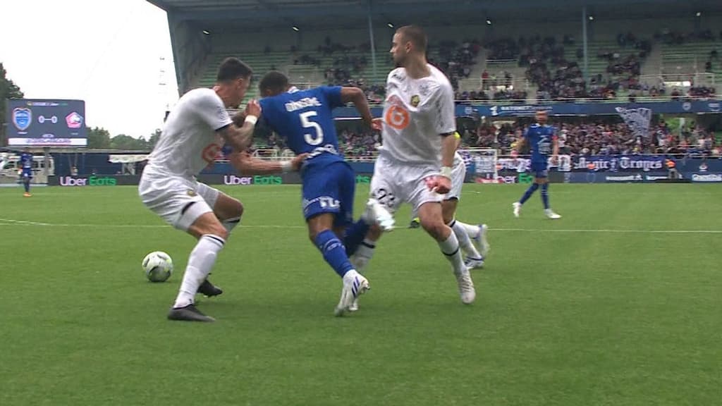 Le penalty obtenu par Dingomé lors de Troyes-Lille Le penalty obtenu par Dingomé lors de Troyes-Lille