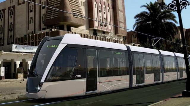 Des composants du tram ont subi des modifications pour résister à une température maximale de 49 degrés, à un rayonnement solaire intense et à la forte présence de poussière et de sable dans l’air.