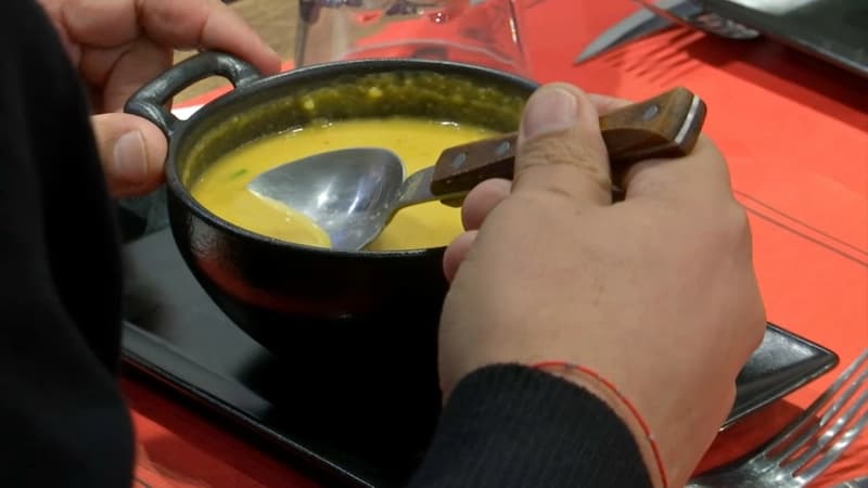Ce restaurant parisien accueille des clients malgré le confinement.