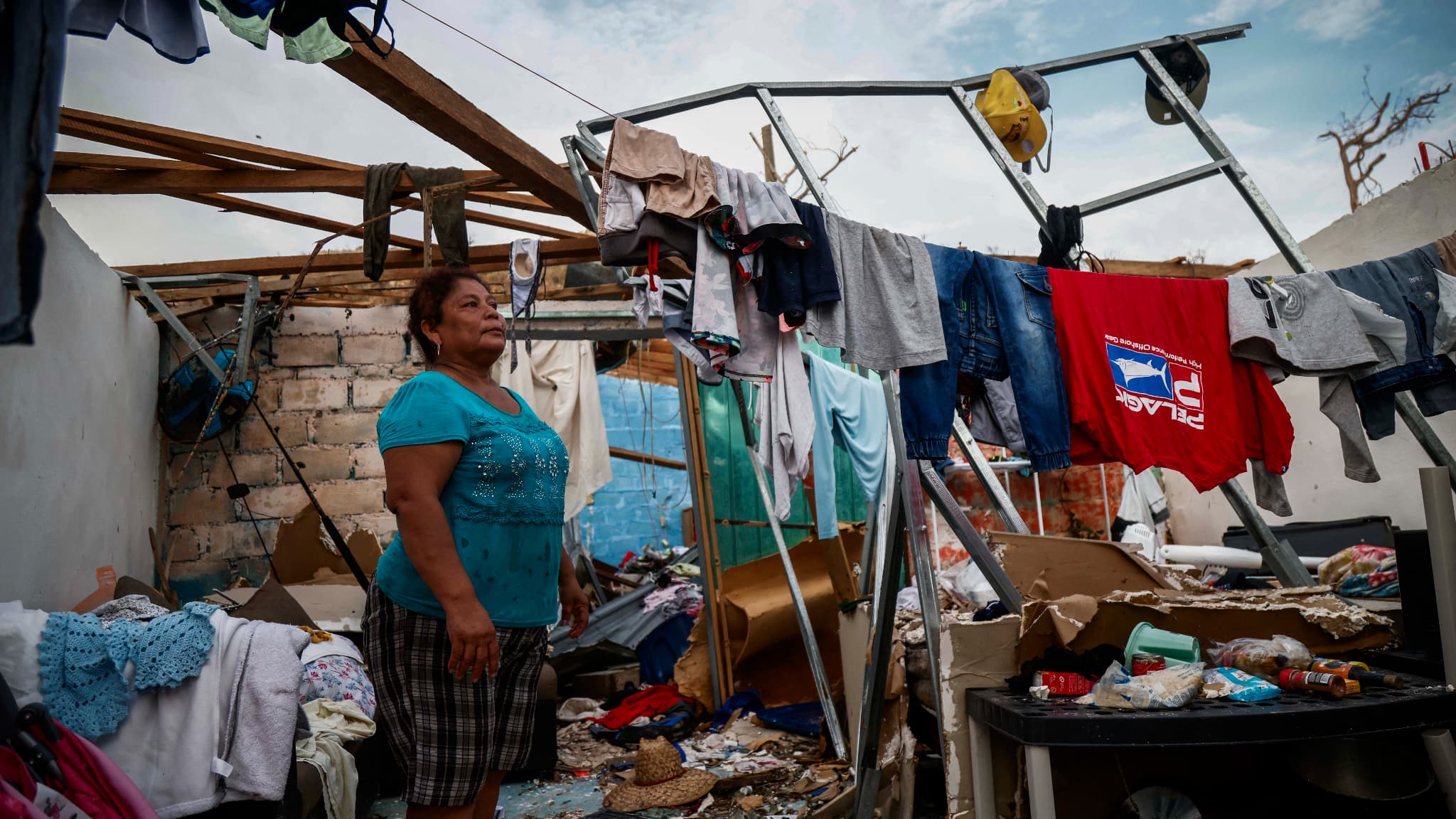 Margarita Carmona devant une maison détruite après le passage de l'ouragan Otis à Puerto Marques, dans l'État de Guerrero, au Mexique, le 27 octobre 2023. Le bilan de l'ouragan d'une puissance exceptionnelle qui a frappé la station balnéaire mexicaine d'Acapulco s'est alourdi samedi à 39 morts, a annoncé le gouvernement mexicain. Ce lundi 30 octobre, il fait état de 48 morts. 