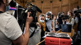 Valérie Bacot, accompagnée par une proche, au palais de justice de Chalon-sur-Saône, le 21 juin 2021