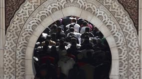 Six Français sur 10 (60%) estiment que l'influence et la visibilité de l'islam en France sont aujourd'hui "trop importantes", contre 55% il y a deux ans, d'après un sondage Ifop pour Le Figaro publié jeudi. /Photo d'archives/REUTERS/Zohra Bensemra