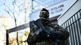 Un soldat français devant une école à Paris, le 22 novembre 2015