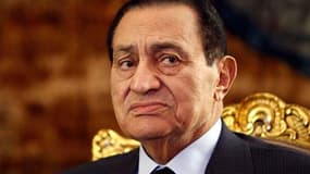 Le président Hosni Moubarak a quitté la tête du Parti national démocrate (PND), le parti au pouvoir en Egypte, rapporte la télévision d'Etat. /Photo prise le 19 octobre 2010/REUTERS/Amr Abdallah Dalsh