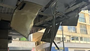 La partie inférieure de la passerelle endommagée par un camion benne à Marseille, le 10 octobre 2024. La partie inférieure de la passerelle endommagée par un camion benne à Marseille, le 10 octobre 2024.