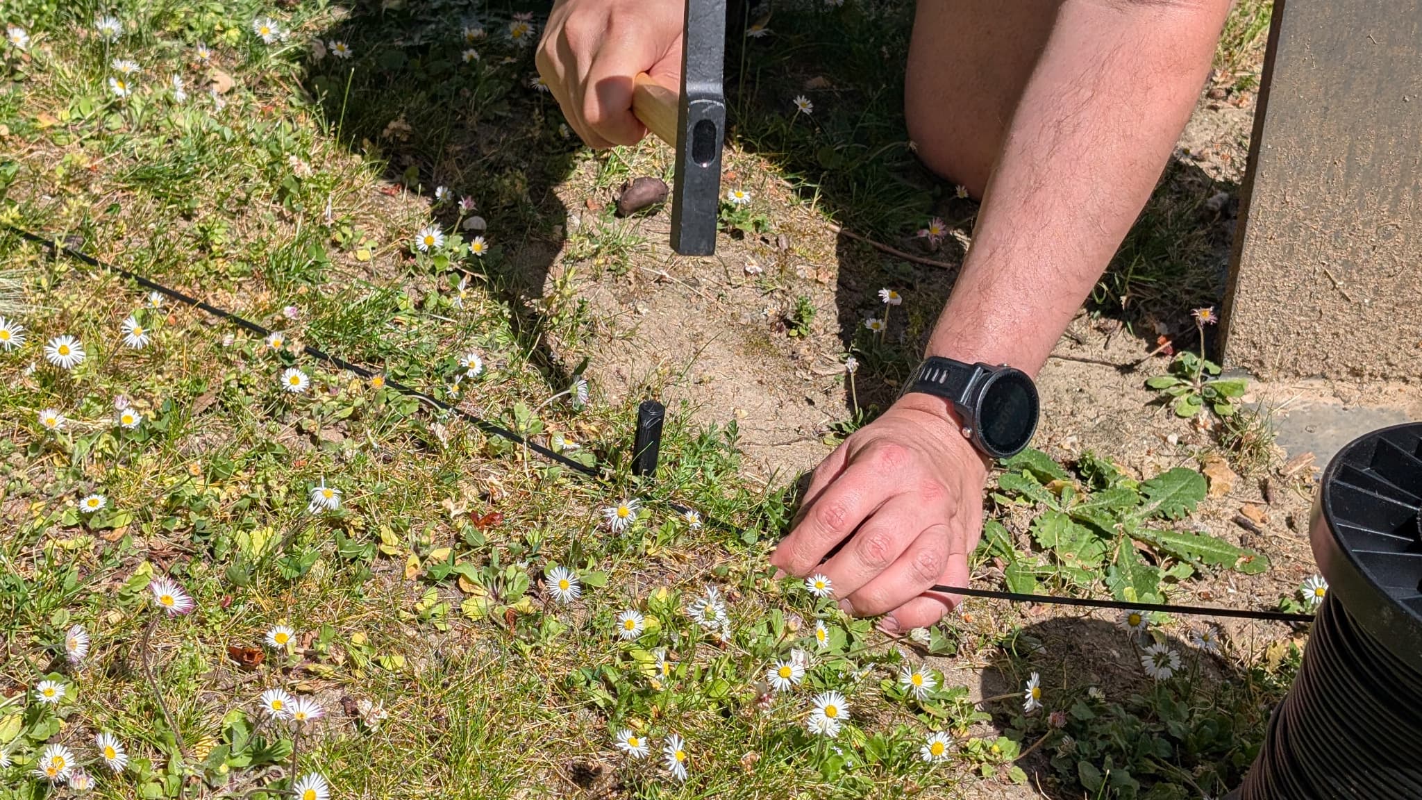 Les piquets jouent un rôle essentiel dans le positionnement durable du fil. Les piquets jouent un rôle essentiel dans le positionnement durable du fil.