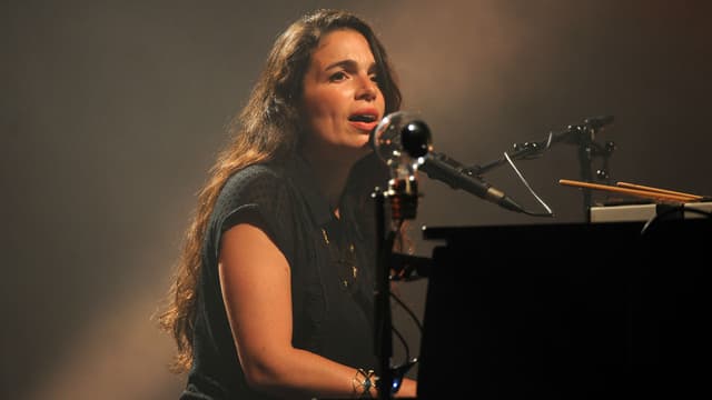 Yael Naïm en concert aux Francofolies de La Rochelle en 2015.