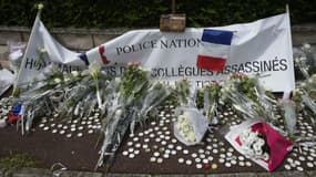 Des fleurs et des bougies déposées devant le domicile des deux policiers tués à Magnanville, dans les Yvelines
