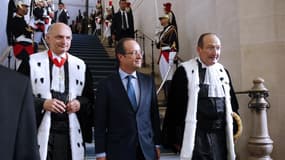 François Hollande, entouré par Didier Migaud (à gauche) et Gilles Johanet. Dans son rapport sur la sécurité sociale publié jeudi, la Cour des comptes estime que le déficit des comptes sociaux français est une anomalie et une injustice qu'il faut résoudre