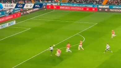 Mike Maignan au sol après un choc avec un coéquipier lors d'Udinese-Milan AC, le 11 avril 2025.