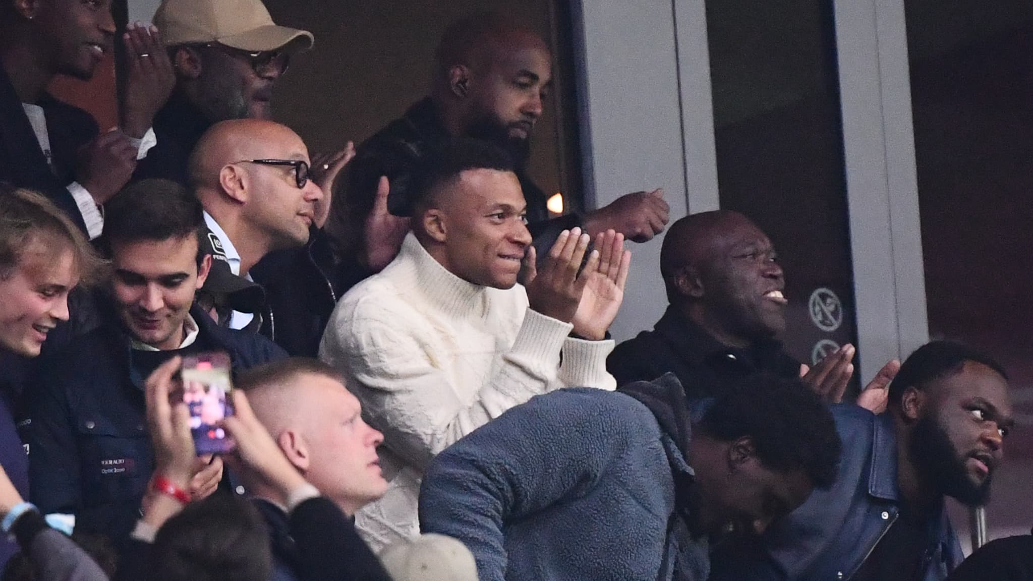 DES RIRES ET DE LA BONNE HUMEUR: LES RETROUVAILLES ENTRE KYLIAN MBAPPÉ ET LUIS ENRIQUE DANS LES COULOIRS, EN MARGE DE LILLE-PSG
