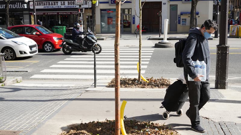 Un passant à Paris.