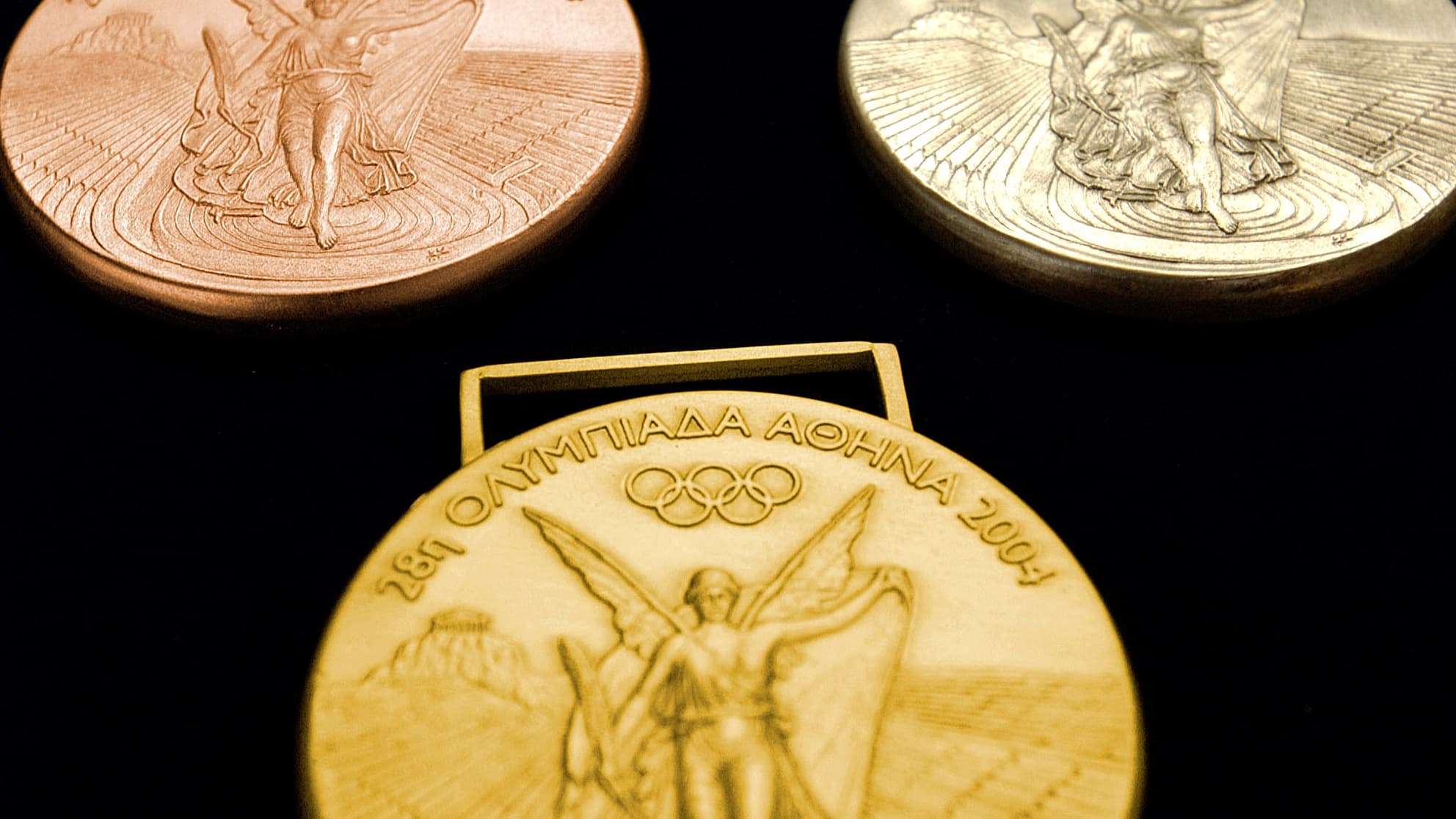 Первую золотую медаль на олимпийских играх. Медали Олимпийских игр Афины 2004. Золотая медаль Олимпийских игр Афины 2004. Медали олимпиады 2004.