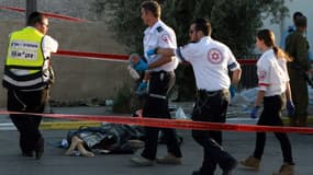 Des secouristes israéliens près d'un corps d'un Palestinien qui a poignardé deux militaires près du village of Khirbit Al-Misbahtué en Cisjordanie le 23 novembre 2015