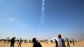 Des Palestiniens essuient des tirs de gaz lacrymogènes à la frontière avec Israël dans la bande de Gaza, le 15 mai 2018