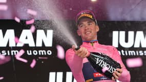 Mads Pedersen le 11 mai 2025, avec le maillot rose du Giro