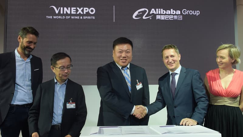 L'accord a été signé entre Guillaume Deglise, directeur général de Vinexpo, et Lei Zhao, CEO de Tmall, sous le regard de Daniel Zhang, CEO d'Alibaba.