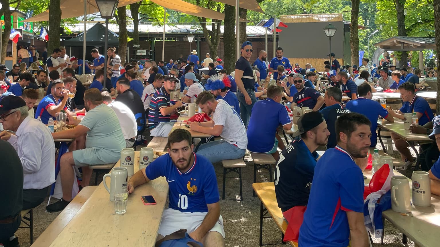 Des supporteurs de la France à la Casa Bleue avant la demi-finale de l'Euro contre l'Espagne, le 9 juillet 2024