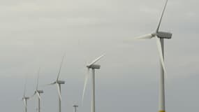 Parc éolien en pleine mer, au large des côtes de Grande-Bretagne.