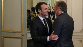 Le président de la République Emmanuel Macron salue son allié François Bayrou, président du MoDem, à l'Elysée le 21 novembre 2017 à Paris