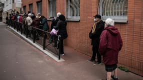 File d'attente devant un centre de vaccination à Paris le 15 janvier 2021