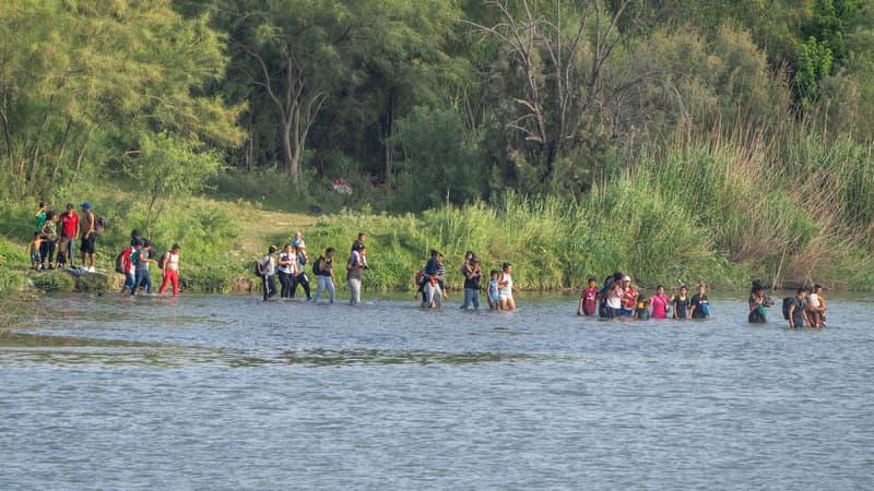 Des migrants traversent le Rio Grande du côté mexicain vers les États-Unis le 16 juillet 2023 à Eagle Pass, au Texas. 