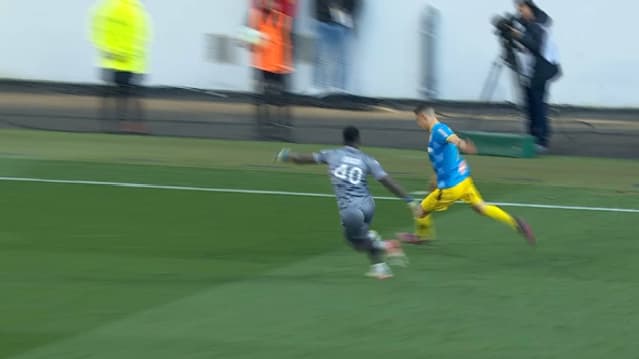 Lens-Clermont : la boulette de Djoco devant Sotoca Lens-Clermont : la boulette de Djoco devant Sotoca