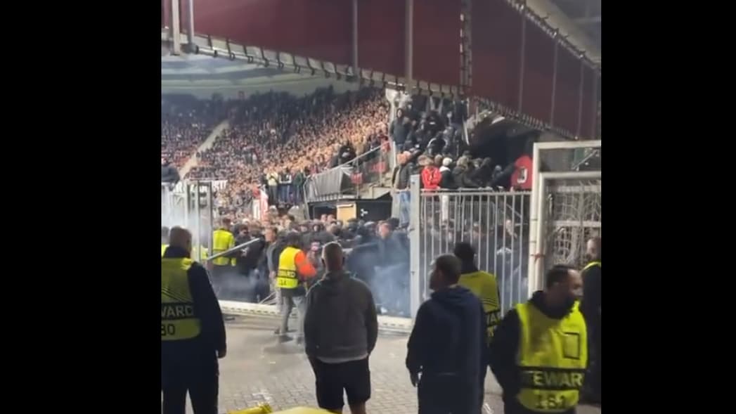 Les fans d'Alkmaar ont fait tomber les barrières et s'apprêtent à en découdre avec les fans de West Ham Les fans d'Alkmaar ont fait tomber les barrières et s'apprêtent à en découdre avec les fans de West Ham
