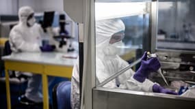 Des scientifiques travaillent sur le Covid-19, dans un laboratoire lyonnais, le 5 février 2020.