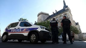 Des policiers sécurisent les lieux devant l'hôtel de ville après qu'un homme a mis le feu dans un bureau de la mairie, sans faire de blessé, à Angoulême le 21 août 2024