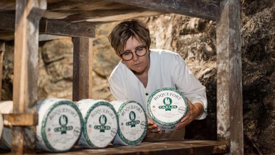 Delphine Carles dans ses caves d'affinage à Roquefort