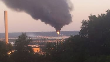 Photo témoin de la fumée noire visible à la raffinerie Total au Havre.