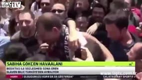 Slaven Bilic chante avec les fans de Besiktas lors de son départ