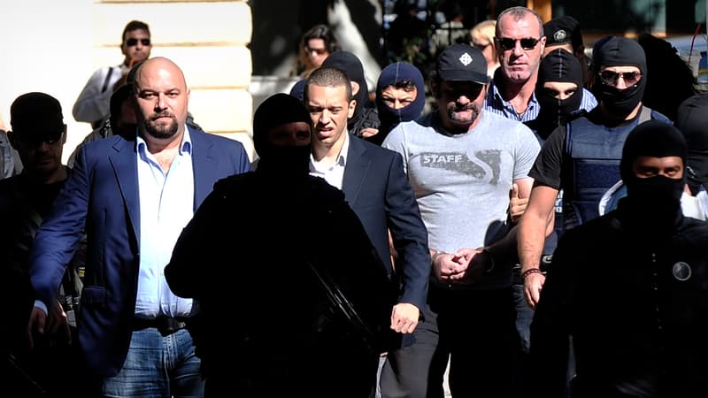 Les quatre députés d'Aube dorée escortés par la police, le 2 octobre.