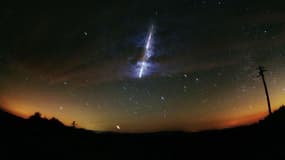 Une météorite passe dans un ciel étoilé