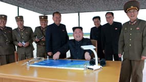 Kim Jong-Un supervise un exercice de tirs de missiles balistiques au-dessus du Japon le 29 août 2017