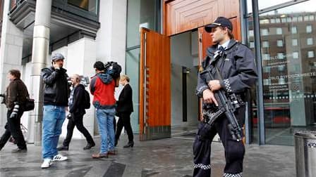 Devant le tribunal d'Oslo où s'est tenue l'audience à huis clos d'Anders Behring Breivik. Le tueur norvégien, qui reconnaît avoir massacré 77 personnes le 22 juillet, s'est plaint lundi que son maintien à l'isolement constituait une forme de "torture". /P