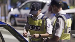 Le ministre de l'Intérieur a annoncé que policiers et gendarmes français porteraient à nouveau un matricule visible dès l'automne prochain pour lutter contre les contrôles d'identité abusifs. /Photo d'archives/REUTERS/Robert Pratta