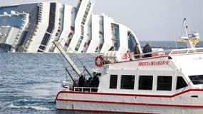 Familles des personnes portées disparues à bord d'un bateau des garde-côtes. Les secouristes ont découvert dimanche le corps d'une femme dans la partie immergée de l'épave du Costa Concordia, portant à 13 le bilan du naufrage du paquebot il y a neuf jours