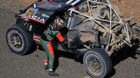 Sébastien Loeb avec sa voiture accidentée, le 7 janvier 2025 sur le Dakar