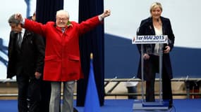 Jean-Marie Le Pen sur la tribune du Front national place de l'Opéra.